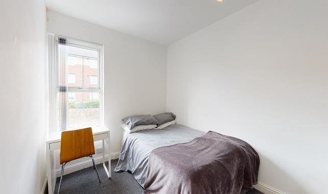 4 bed House to rent Image 9
