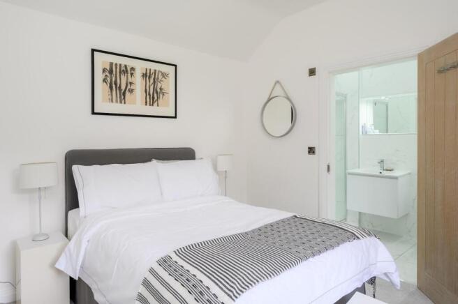4 bed House for sale Image 11