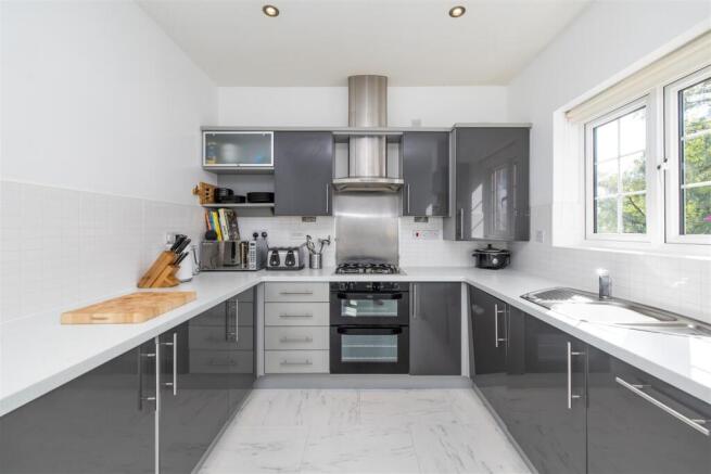 2 bed Apartment for sale Image 4