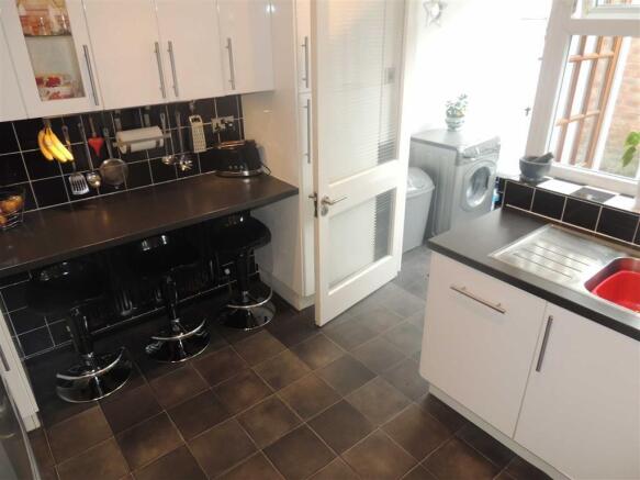 FITTED KITCHEN