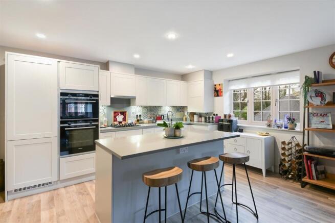 DE CLARE COURT (10).jpg