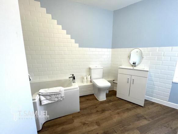 Bathroom 3.JPG