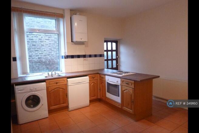Kitchen With Dw, Wm, Hob Oven & Fridge/Freezer
