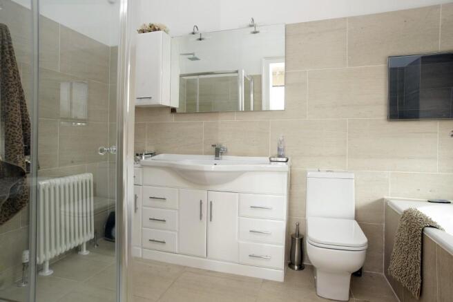 EN-SUITE BATHROOM