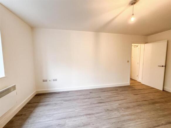 1 bed Apartment to rent Image 11