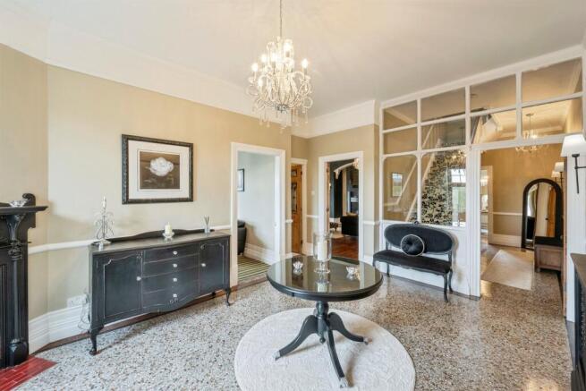 5 bed Semi-Detached for sale Image 8