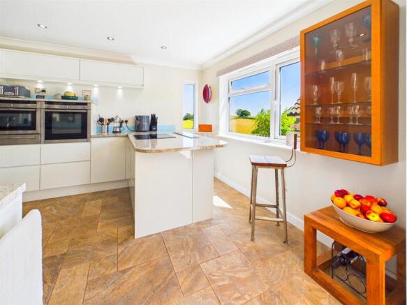 KITCHEN/BREAKFAST ROOM