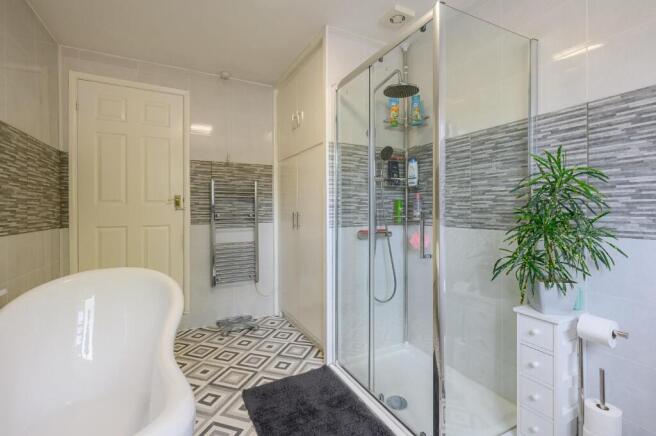 4 bed House for sale Image 8