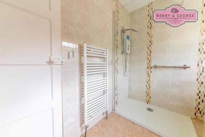FAMILY SHOWER ROOM
