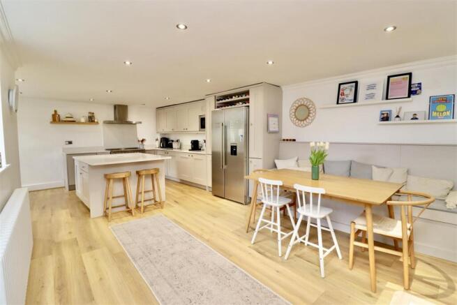 BREAKFAST KITCHEN - DINING ROOM
