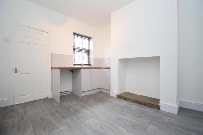 2 bed Terraced to rent Image 5