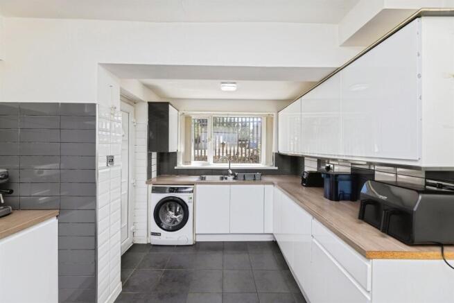 4 bed Detached for sale Image 8