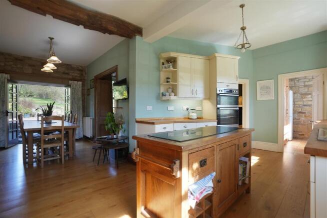 6 bed Semi-Detached for sale Image 7