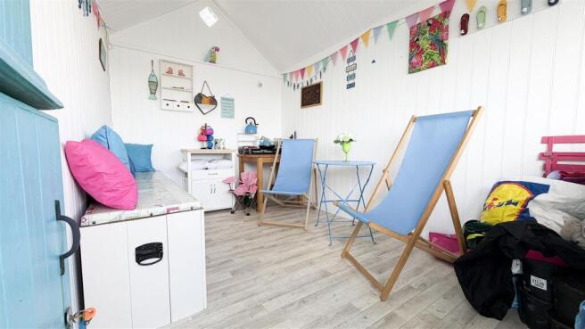 BEACH HUT