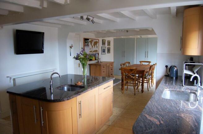 KITCHEN/BREAKFAST ROOM