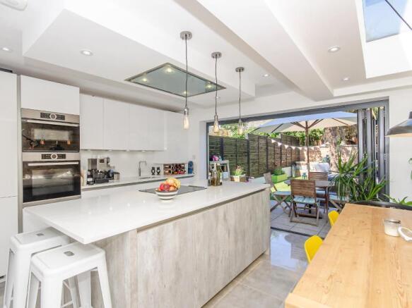 Kitchen Diner b