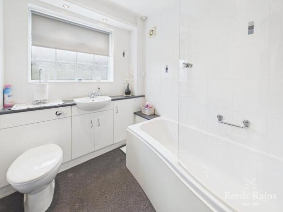 4 bed Detached for sale Image 11
