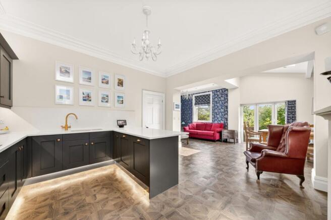 5 bed Detached for sale Image 6