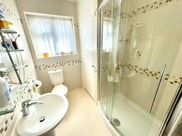SHOWER ROOM :