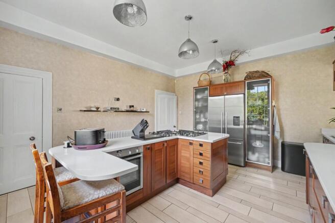 5 bed Detached for sale Image 7
