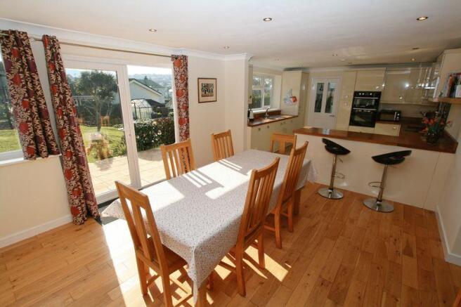 Kitchen/Dining...