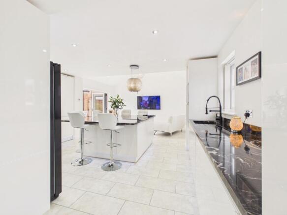 4 bed Detached for sale Image 5