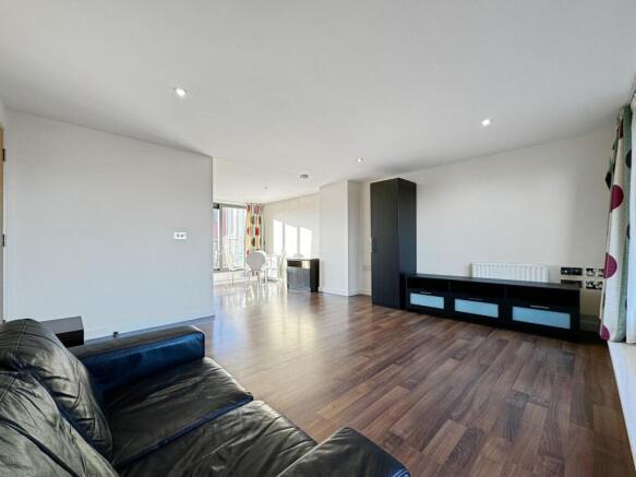 2 bed Apartment to rent Image 8