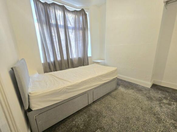 2 bed Terraced to rent Image 3