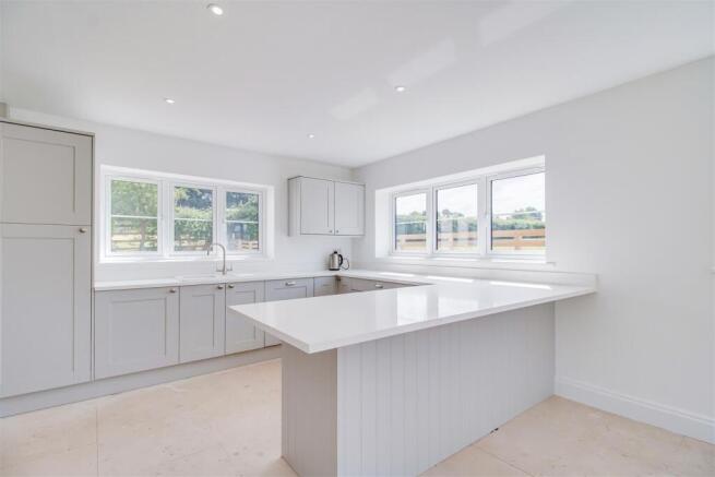 5 bed Semi-Detached for sale Image 5