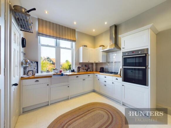 5 bed Detached for sale Image 11