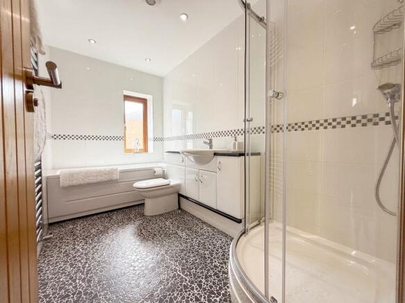 6 bed Detached for sale Image 6