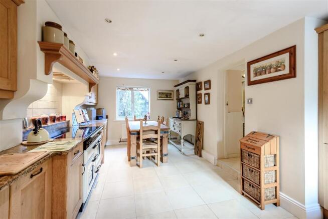 KITCHEN/DINING ROOM