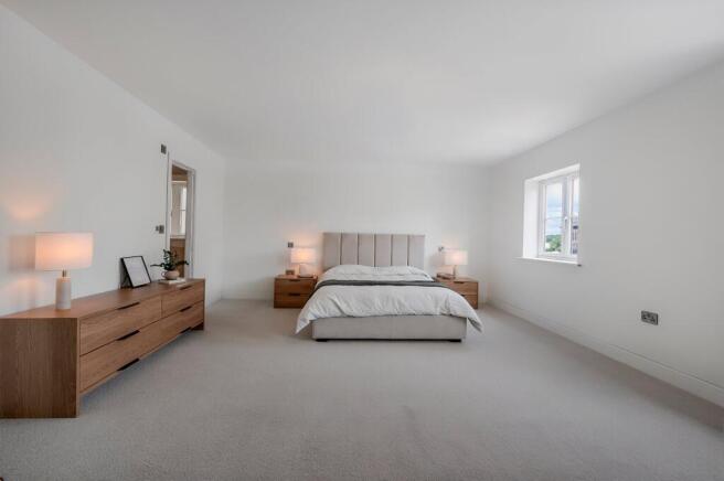 5 bed Detached for sale Image 4
