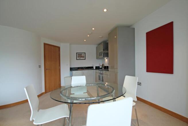 2 bed Flat to rent Image 4