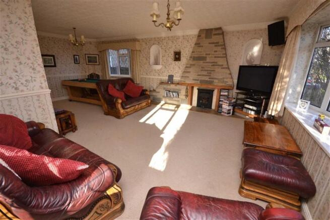 'L' SHAPED LOUNGE