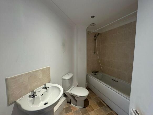 2 bed Ground Flat for sale Image 7