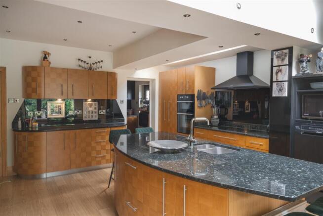 4 bed Detached for sale Image 6