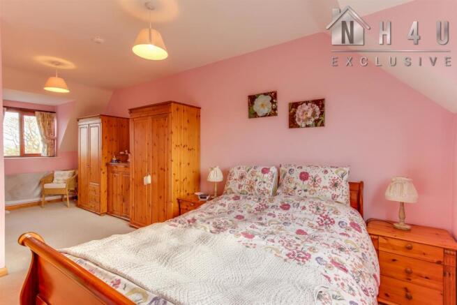 MAIN BEDROOM: