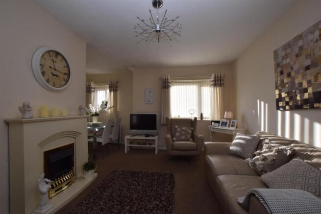 LOUNGE / DINING AREA