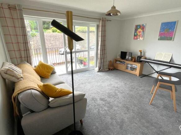 Sitting room 2.jpg