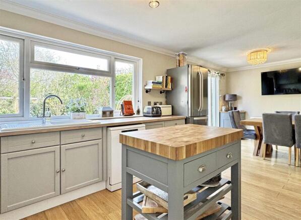 Kitchen b.jpg