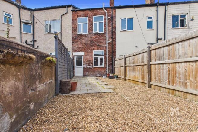 2 bed Terraced to rent Image 2