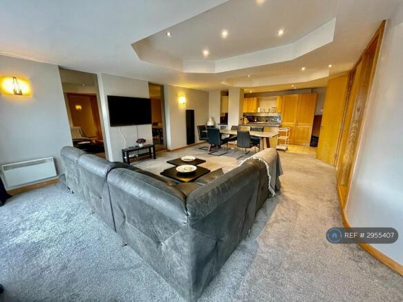 3 bed Flat to rent Image 10