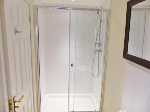 EN-SUITE SHOWER ROOM