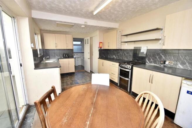 KITCHEN/BREAKFAST ROOM