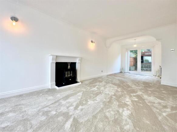 14 Summerlands Close 3.JPG