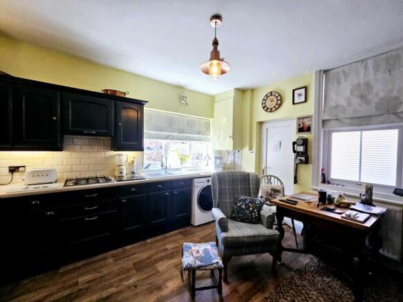 4 bed Semi-Detached for sale Image 4