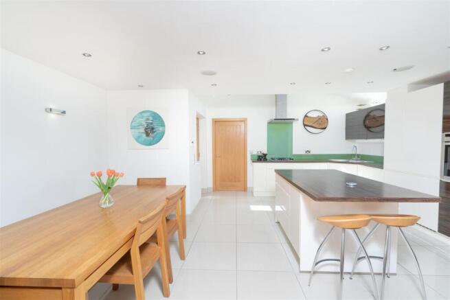 4 bed Detached for sale Image 9
