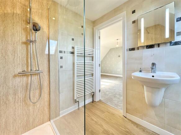 Bed 1 En Suite.JPG