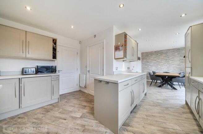 4 bed Detached for sale Image 8